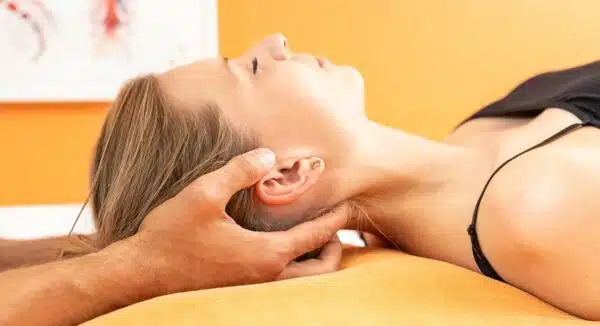 Glückliches Paar bei der Massage