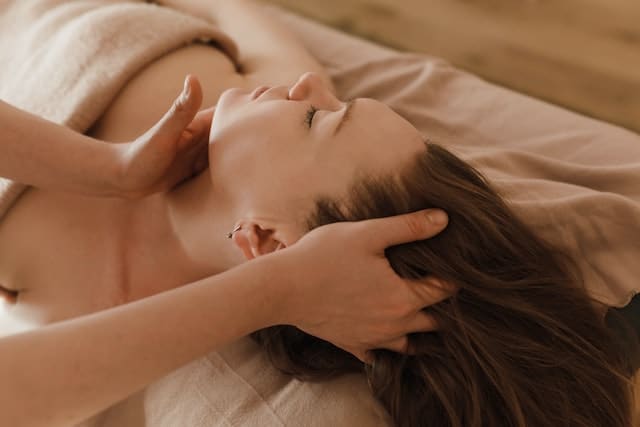 Ayurveda Massage Ablauf – Therapeut arbeitet mit warmem Sesamöl