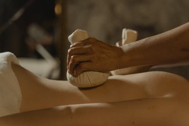 Ayurveda Massage zuhause – Sesamöl erwärmen und Paar massiert sich gegenseitig