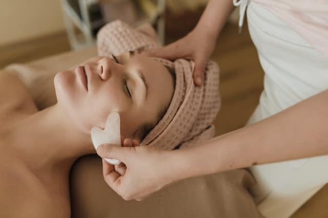 Ayurveda-Massage selber machen – Anleitung mit warmem Öl