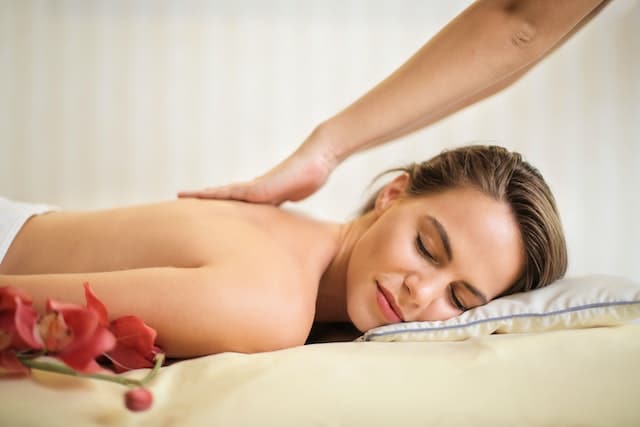 Lomi Lomi Massage Rücken – fließende Striche über die gesamte Körperlänge