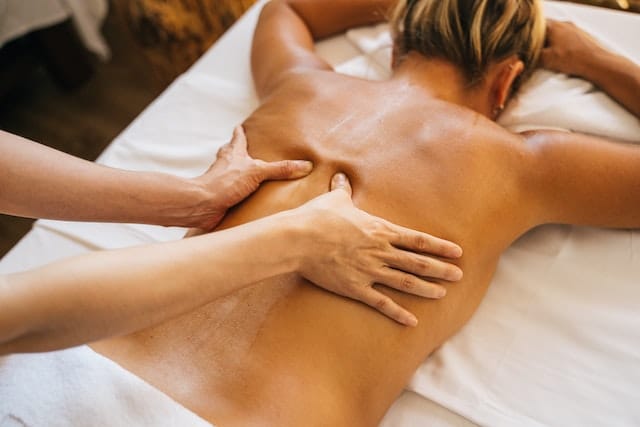 Lomi Lomi Massage zuhause als Paar – Entspannung auf der eigenen Massageliege