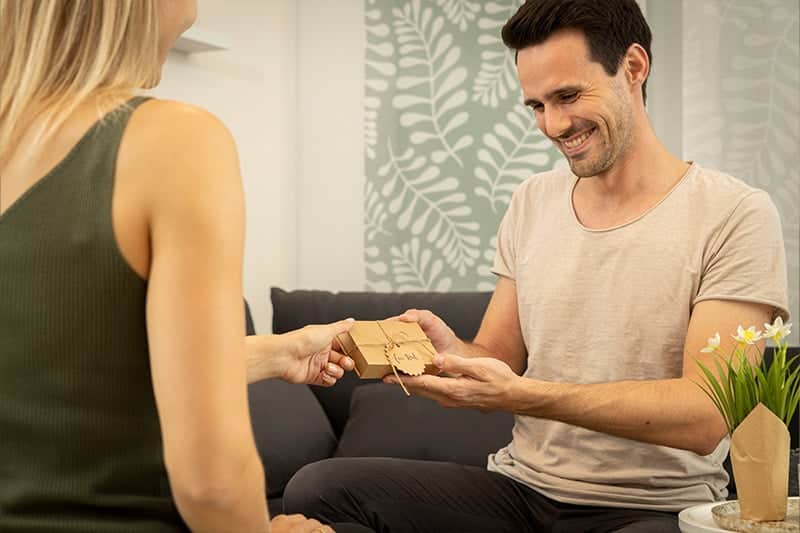 Massage Gutschein – Geschenkbox mit Gutscheincode für Paarmassage