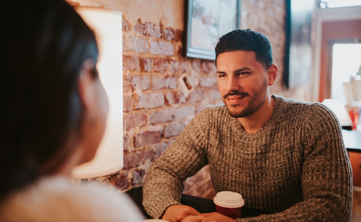 Paar genießt einen Regentag zusammen im Café