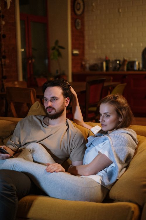 Herbstrituale für Paare zuhause auf der Couch