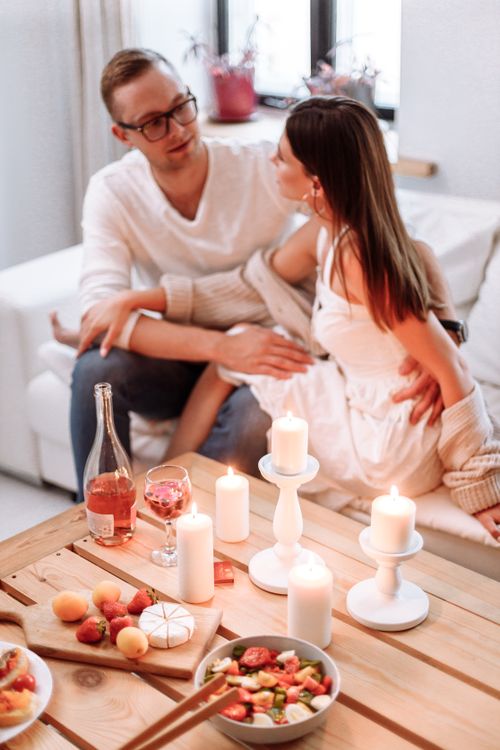 Hygge für Paare – gemütlicher Abend mit Kerzenlicht