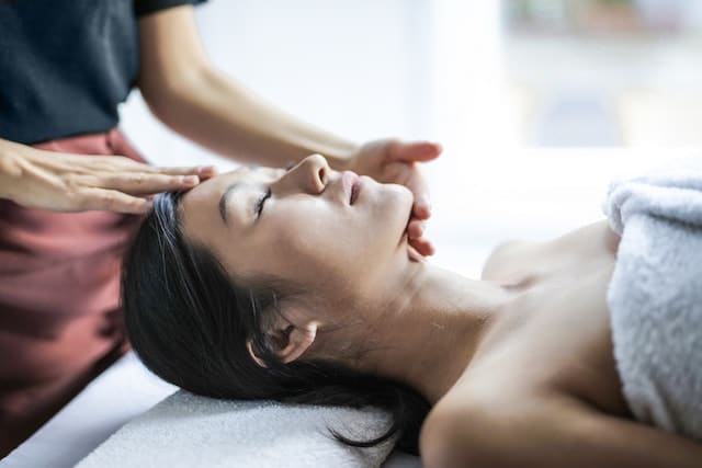 Massagekurs zu zweit – Paar lernt gemeinsam Massagetechniken