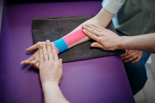 Kinesiologie: Eine Therapieform, die auf der Annahme beruht, dass der Körper in der Lage ist, sich selbst zu heilen, und dass durch das Testen der Muskelreaktionen auf bestimmte Reize im Körper Energieblockaden aufgedeckt und gelöst werden können.
