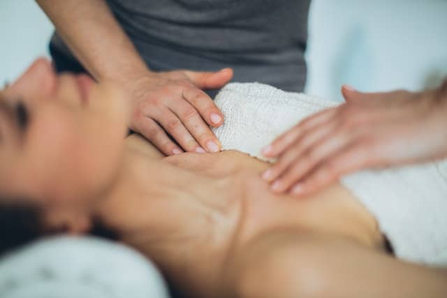 Meridianmassage: Eine Massage, die auf der Traditionellen Chinesischen Medizin (TCM) basiert und sich auf die Meridiane im Körper konzentriert. Der Therapeut arbeitet mit Akupressurpunkten entlang der Meridiane, um Energieblockaden im Körper zu lösen.
