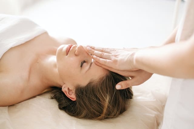 Kopfmassage: Eine Massage-Technik, bei der der Kopf und die Kopfhaut mit sanften Berührungen und Bewegungen massiert werden. Sie kann zu einem bewussten Entspannungsmoment beitragen und das allgemeine Wohlbefinden fördern.