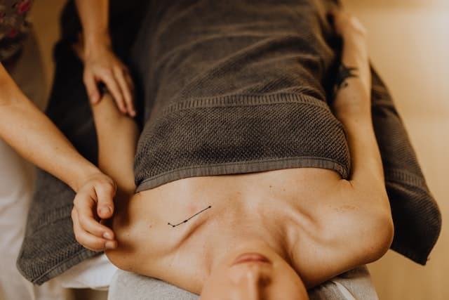 Myofasziale Massage: Eine Massageform, die sich auf das Bindegewebe rund um Muskeln und Organe konzentriert.