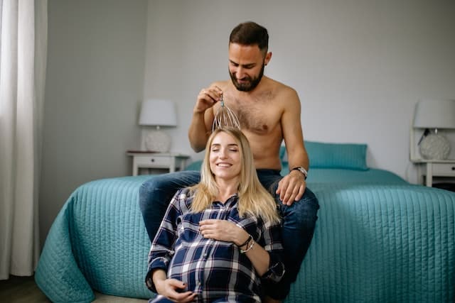 Kopfmassage: Eine Massage-Technik, bei der der Kopf und die Kopfhaut mit sanften Berührungen und Bewegungen massiert werden. Sie kann zu einem bewussten Entspannungsmoment beitragen und das allgemeine Wohlbefinden fördern.